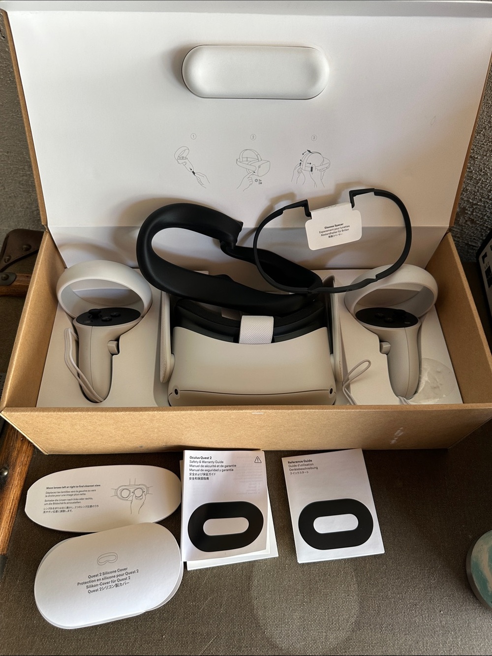 Quest 2 VR Headset with White Controllers -